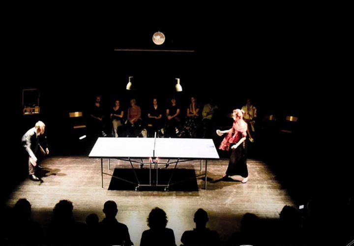 La table de ping-pong au centre du plateau